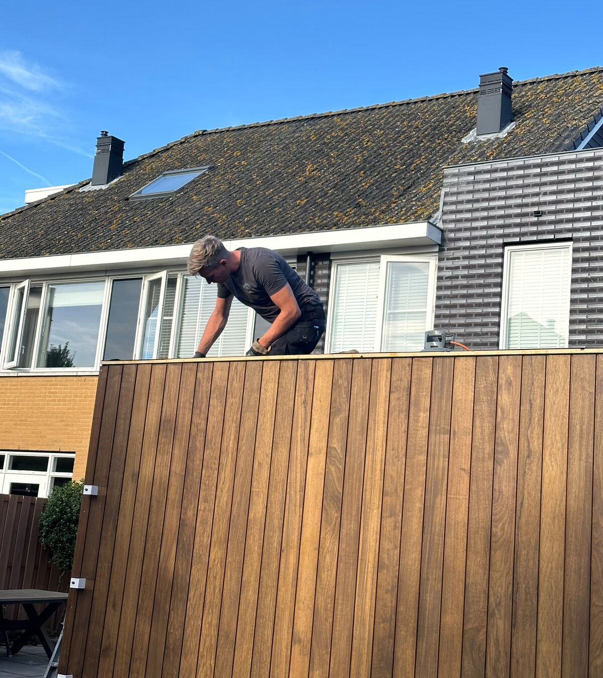 Nick Wittebrood aan het werk op een dak in Egmond